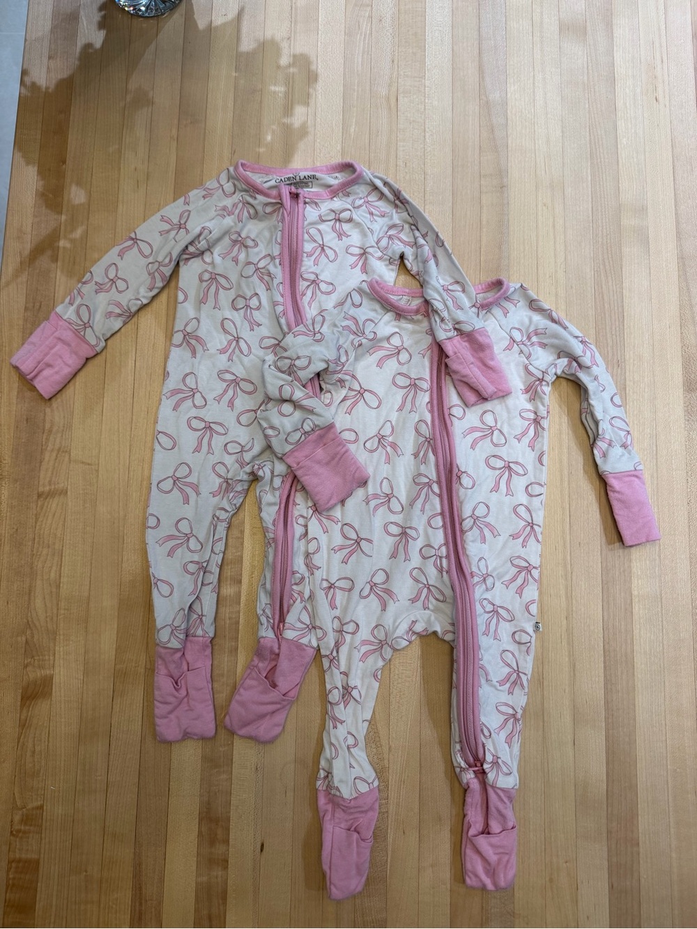 Caden Lane Cream and Pink Bow Print Footed One-Piece Pajamas - 2 Pack